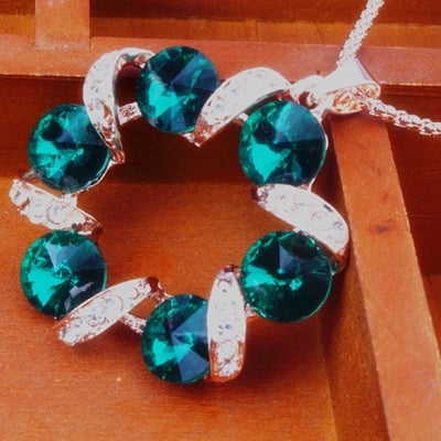 Различни модели дамски колиета, украшения за тялото - роза, ключ, пеперуда - подходящи за подарък