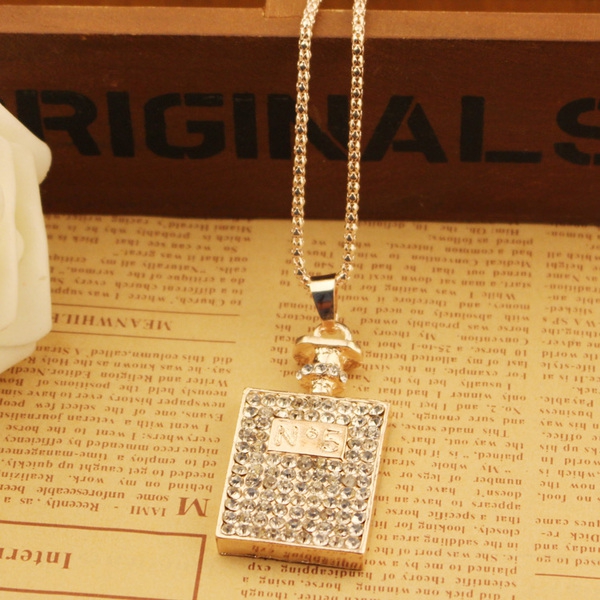 Различни модели дамски колиета, украшения за тялото - роза, ключ, пеперуда - подходящи за подарък