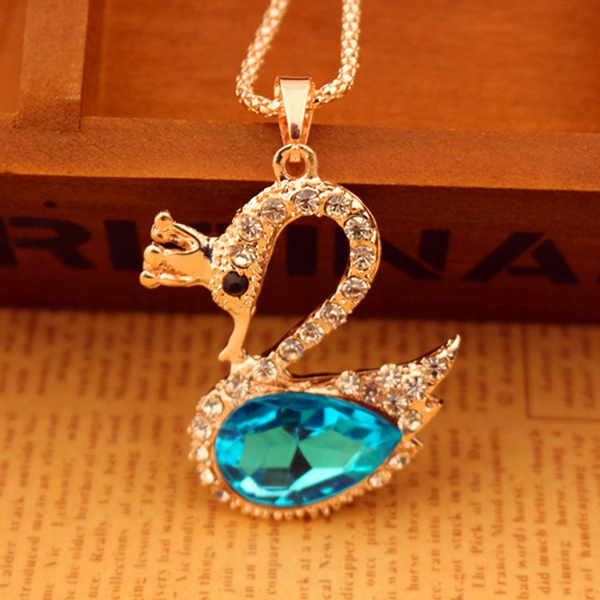 Различни модели дамски колиета, украшения за тялото - роза, ключ, пеперуда - подходящи за подарък