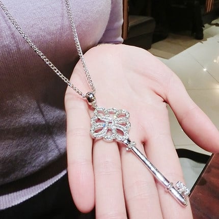 Различни модели дамски колиета, украшения за тялото - роза, ключ, пеперуда - подходящи за подарък