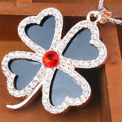 Различни модели дамски колиета, украшения за тялото - роза, ключ, пеперуда - подходящи за подарък