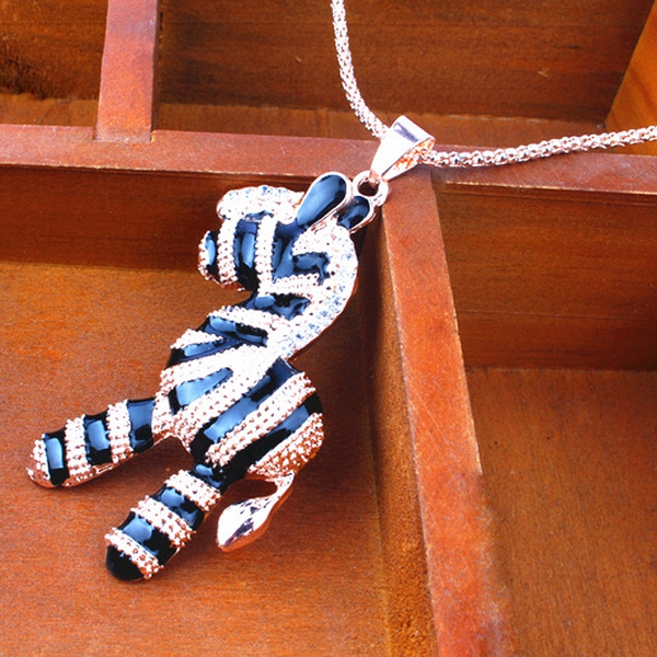 Различни модели дамски колиета, украшения за тялото - роза, ключ, пеперуда - подходящи за подарък