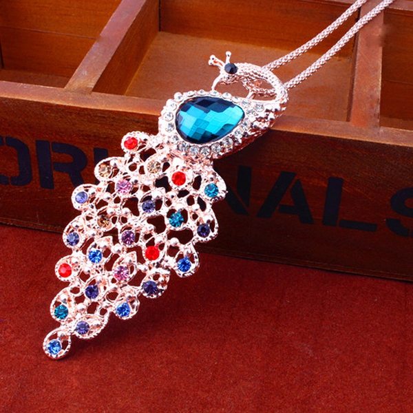 Различни модели дамски колиета, украшения за тялото - роза, ключ, пеперуда - подходящи за подарък