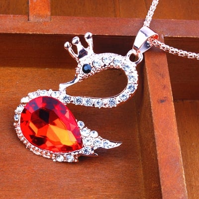 Различни модели дамски колиета, украшения за тялото - роза, ключ, пеперуда - подходящи за подарък