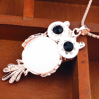 Различни модели дамски колиета, украшения за тялото - роза, ключ, пеперуда - подходящи за подарък