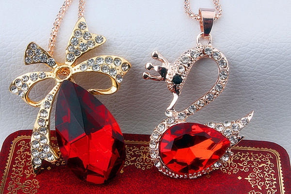 Различни модели дамски колиета, украшения за тялото - роза, ключ, пеперуда - подходящи за подарък