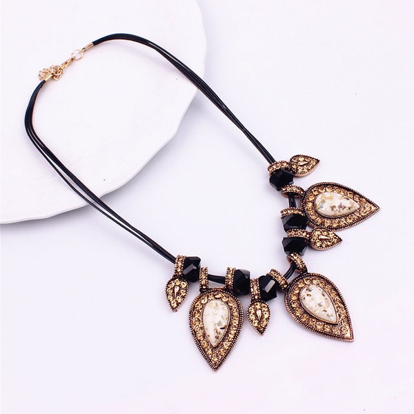 Γυναικείακολιέ- ρετρό και μοντέρνα μοντέλα - κατάλληλα για δώρο - για την Ημέρα του Αγίου Βαλεντίνου, γενέθλια, γάμος