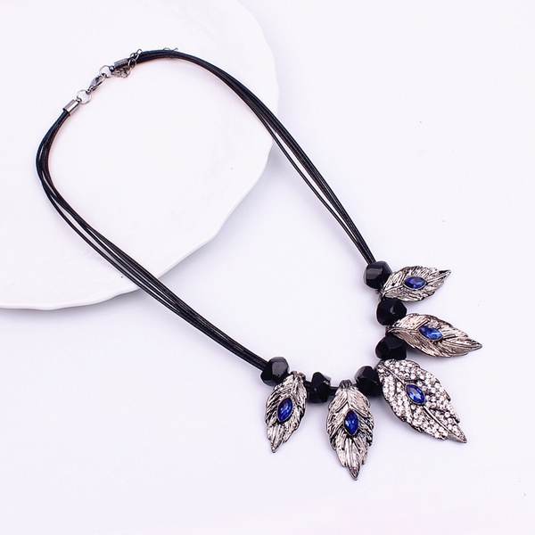 Γυναικείακολιέ- ρετρό και μοντέρνα μοντέλα - κατάλληλα για δώρο - για την Ημέρα του Αγίου Βαλεντίνου, γενέθλια, γάμος