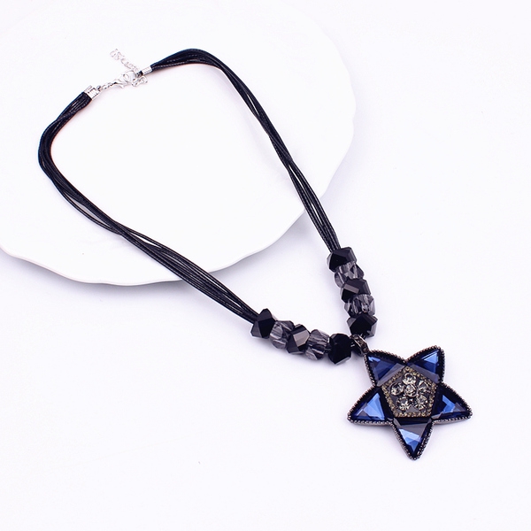 Γυναικείακολιέ- ρετρό και μοντέρνα μοντέλα - κατάλληλα για δώρο - για την Ημέρα του Αγίου Βαλεντίνου, γενέθλια, γάμος