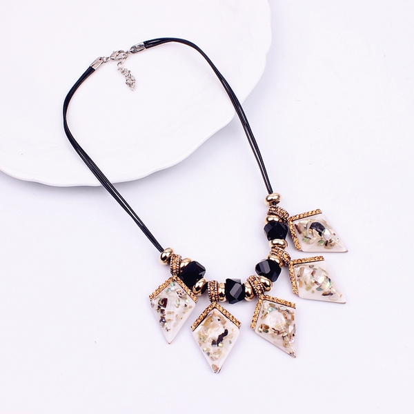 Γυναικείακολιέ- ρετρό και μοντέρνα μοντέλα - κατάλληλα για δώρο - για την Ημέρα του Αγίου Βαλεντίνου, γενέθλια, γάμος