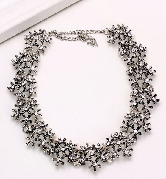 Γυναικείακολιέ- ρετρό και μοντέρνα μοντέλα - κατάλληλα για δώρο - για την Ημέρα του Αγίου Βαλεντίνου, γενέθλια, γάμος