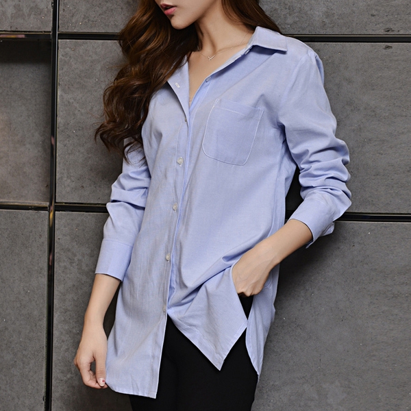 Οι γυναίκες τζιν πουκάμισα - κορυφαία μοντέλα - ένα μπλε και άσπρο