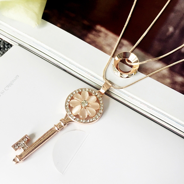 Διάφορα είδη σύγχρονα γυναικεία περιδέραια