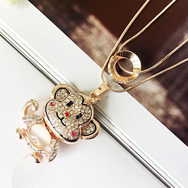 Διάφορα είδη σύγχρονα γυναικεία περιδέραια