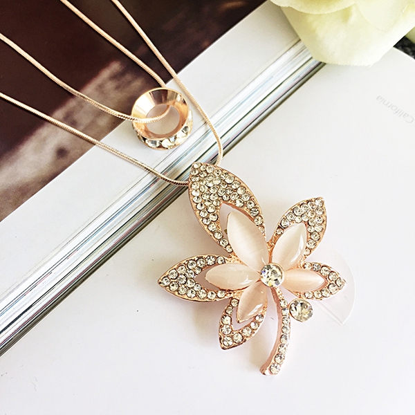 Διάφορα είδη σύγχρονα γυναικεία περιδέραια