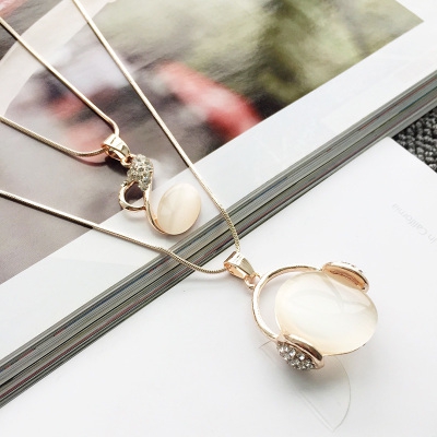 Διάφορα είδη σύγχρονα γυναικεία περιδέραια