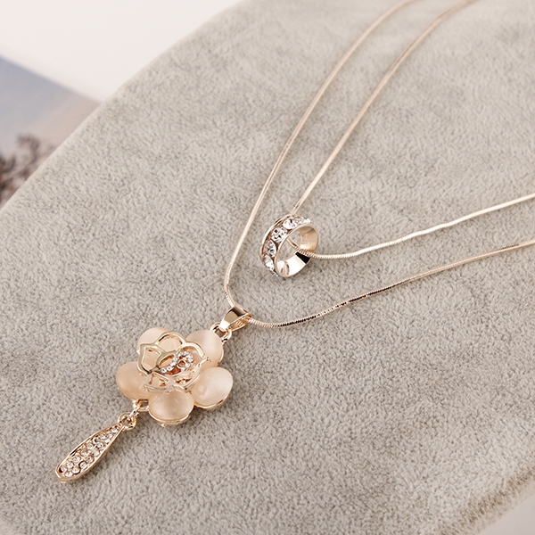 Διάφορα είδη σύγχρονα γυναικεία περιδέραια