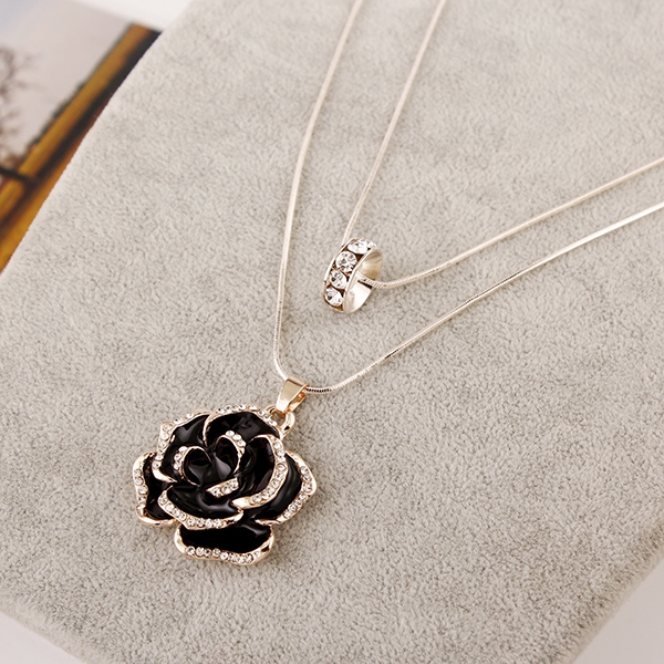 Διάφορα είδη σύγχρονα γυναικεία περιδέραια