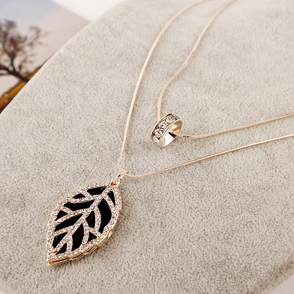 Διάφορα είδη σύγχρονα γυναικεία περιδέραια