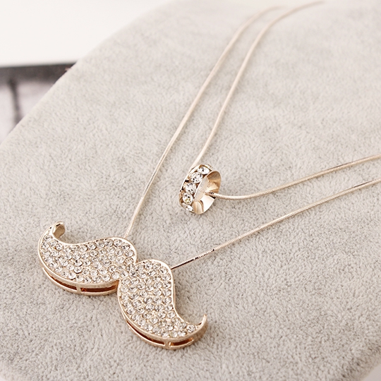 Διάφορα είδη σύγχρονα γυναικεία περιδέραια