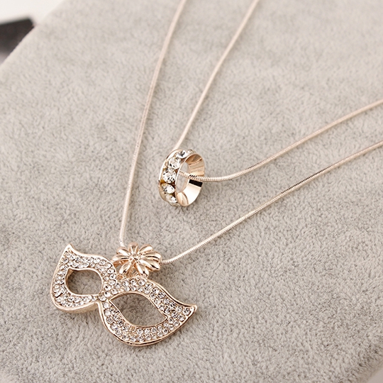 Διάφορα είδη σύγχρονα γυναικεία περιδέραια