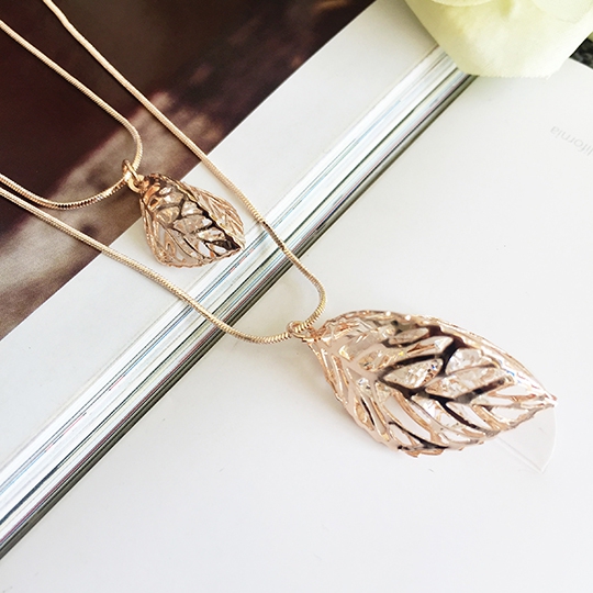 Διάφορα είδη σύγχρονα γυναικεία περιδέραια