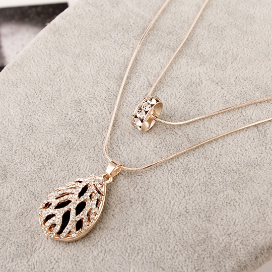 Διάφορα είδη σύγχρονα γυναικεία περιδέραια