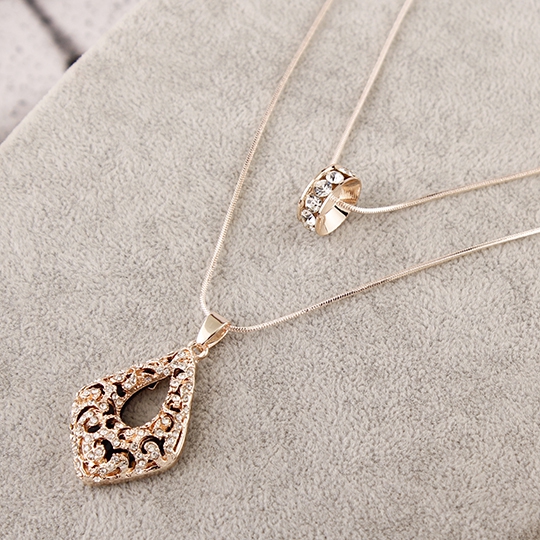 Διάφορα είδη σύγχρονα γυναικεία περιδέραια