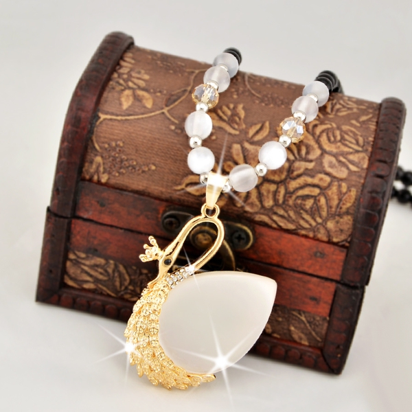 Различни видове стилни дамски колиета 