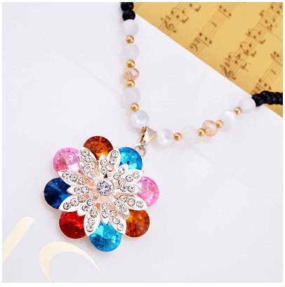 Различни видове стилни дамски колиета 