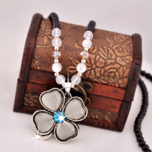 Различни видове стилни дамски колиета 