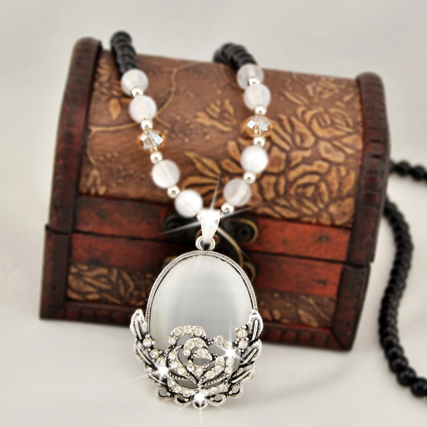 Различни видове стилни дамски колиета 