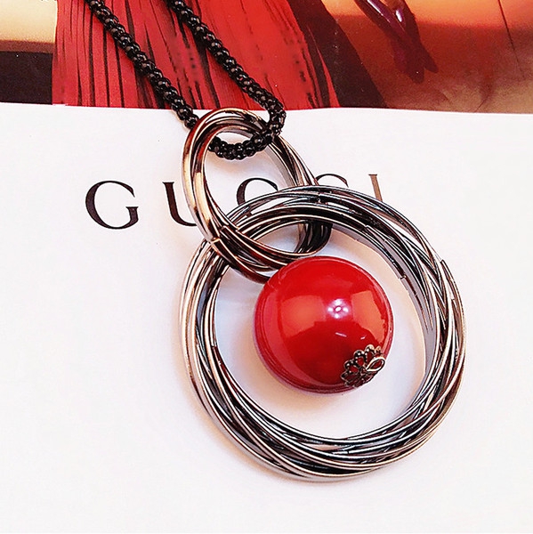 Различни видове стилни дамски колиета 