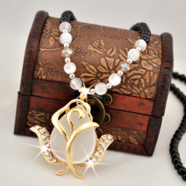 Различни видове стилни дамски колиета 