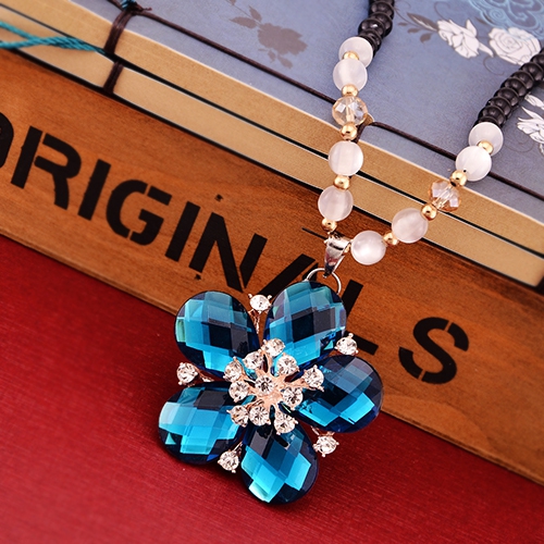 Различни видове стилни дамски колиета 