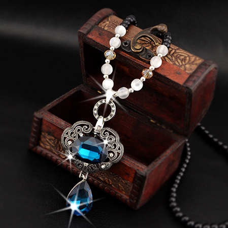 Различни видове стилни дамски колиета 