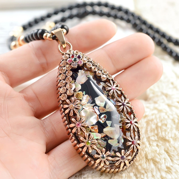 Различни видове стилни дамски колиета 