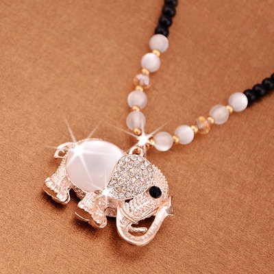 Различни видове стилни дамски колиета 