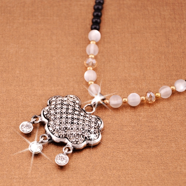 Различни видове стилни дамски колиета 