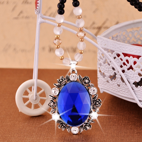 Различни видове стилни дамски колиета 