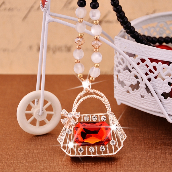 Различни видове стилни дамски колиета 