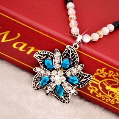 Различни видове стилни дамски колиета 