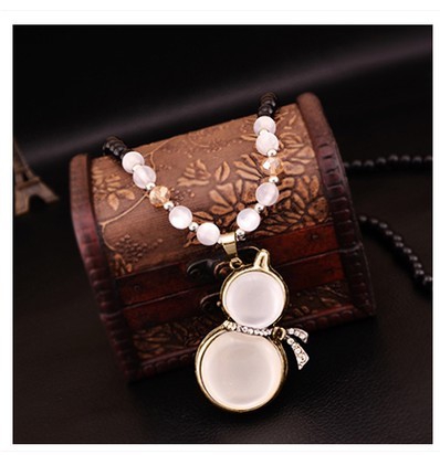 Различни видове стилни дамски колиета 