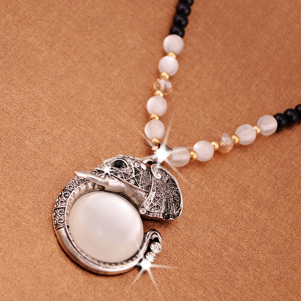 Различни видове стилни дамски колиета 