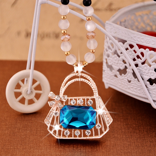 Различни видове стилни дамски колиета 