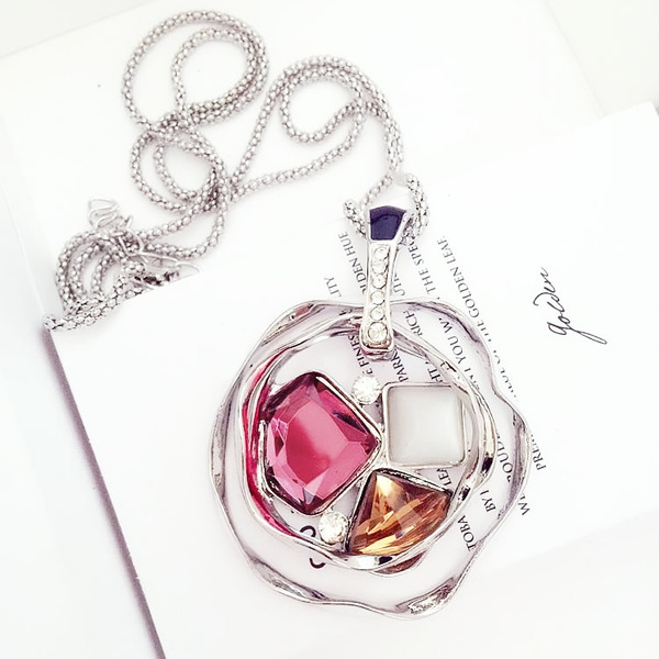 Модерни дамски колиета в различни модели