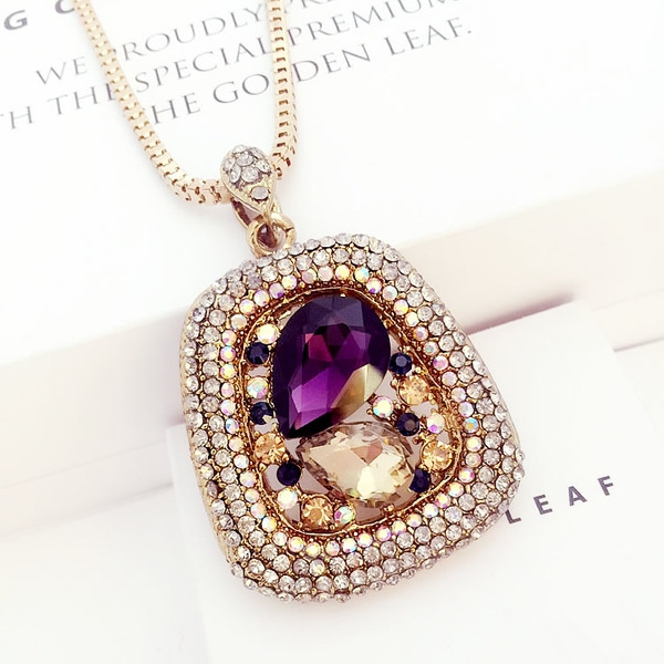 Модерни дамски колиета в различни модели