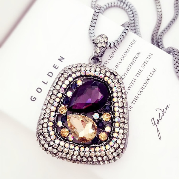 Модерни дамски колиета в различни модели