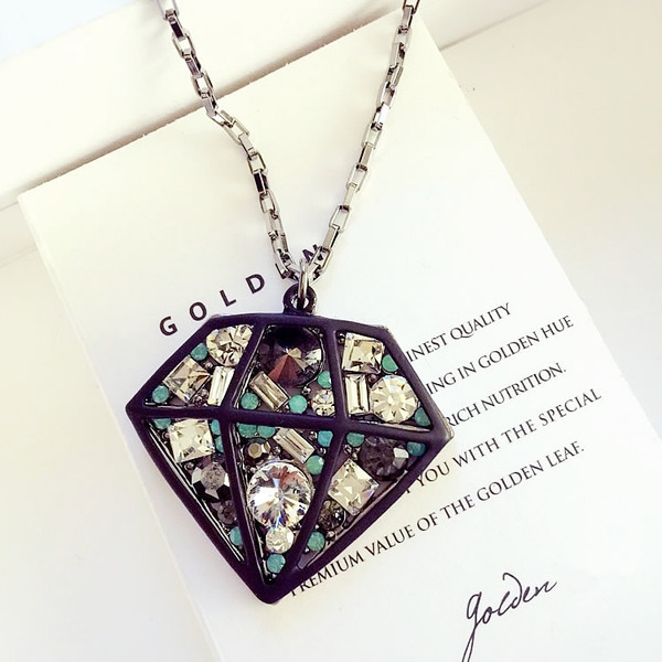 Модерни дамски колиета в различни модели