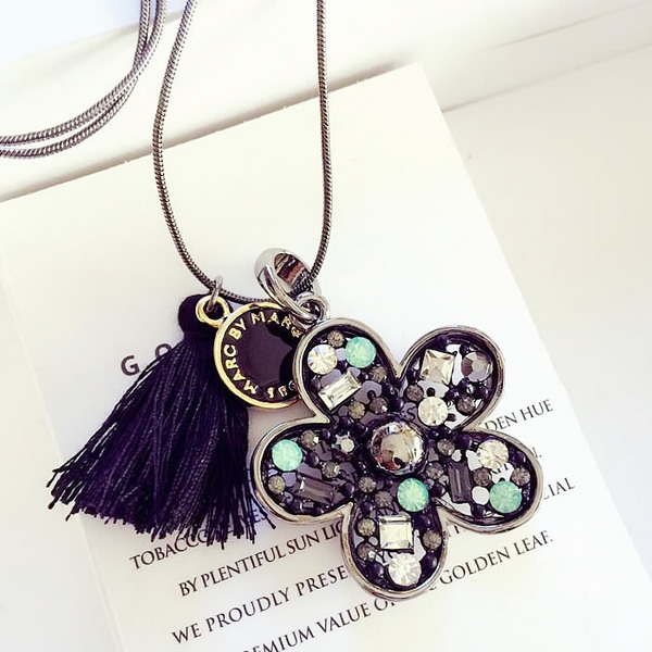 Модерни дамски колиета в различни модели